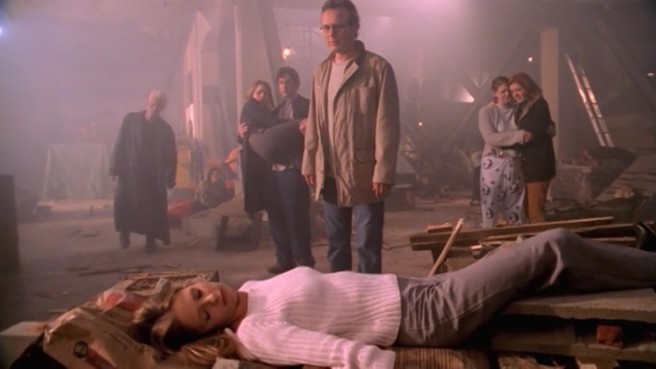 Anthony Head, Sarah Michelle Gellar und andere in der Episode „The Gift“ der fünften Staffel von Buffy – Im Bann der Dämonen