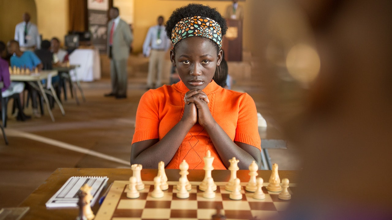 Madina Nalwanga als Phiona spielt Schach in Queen of Katwe