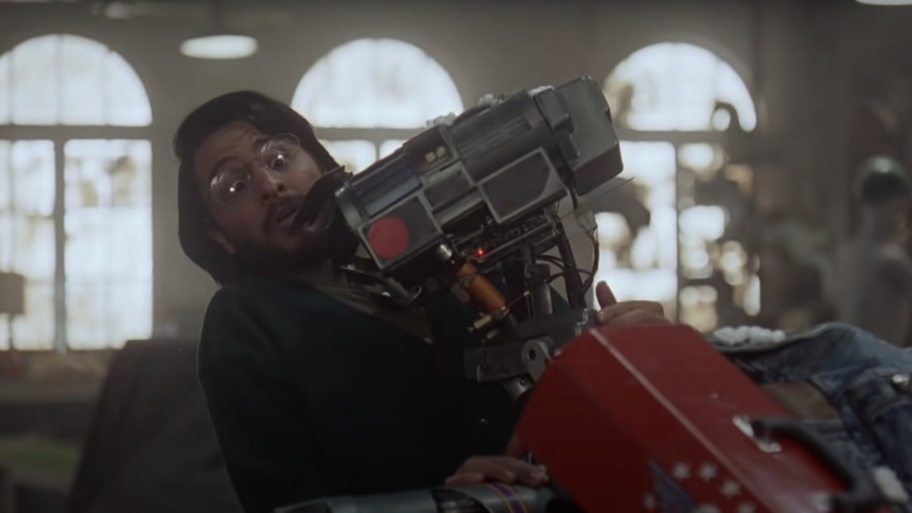 Fisher Stevens est maladroitement étreint par Johnny 5 dans Short Circuit 2.