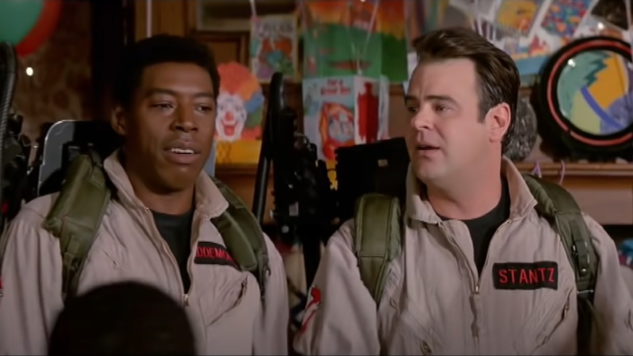 Ernie Hudson et Dan Aykroyd lors d'une fête d'anniversaire d'enfant dans Ghostbusters 2.