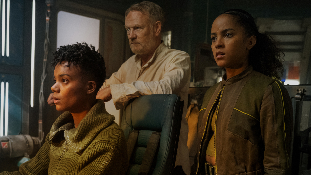 Leah Harvey, Jared Harris et Lou Llobell regardent vers l'avenir avec inquiétude dans le cockpit de Foundation.