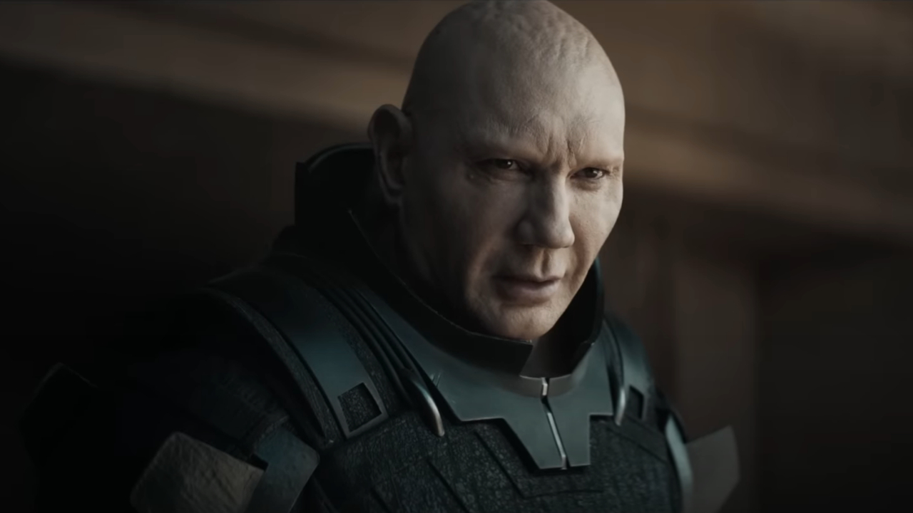 Dave Bautista sieht als Biest Rabban Harkonnen in Dune besorgt aus.